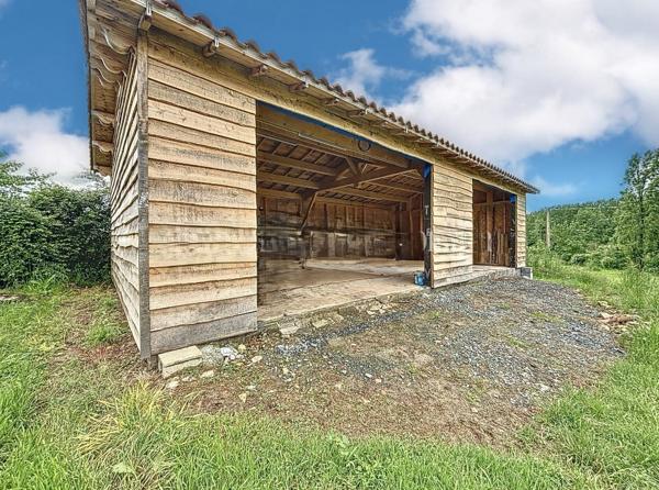 Rare et unique : Ancien moulin de caractère niché dans une forêt de peupliers, traversé par la paisible rivièr