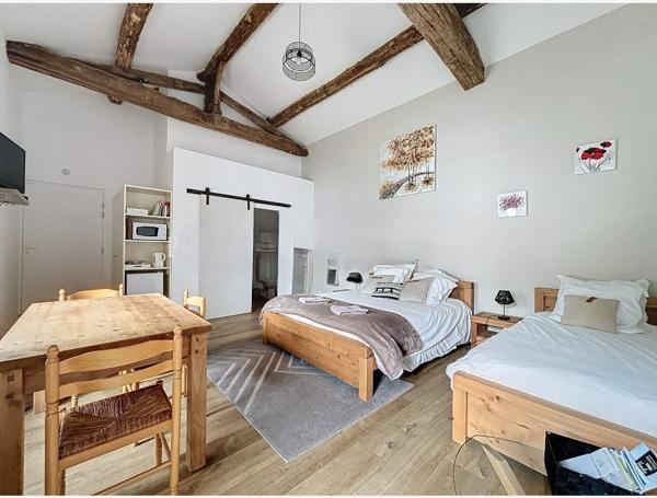 Rare et unique : Ancien moulin de caractère niché dans une forêt de peupliers, traversé par la paisible rivièr