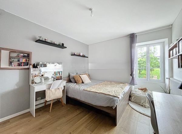 Rare et unique : Ancien moulin de caractère niché dans une forêt de peupliers, traversé par la paisible rivièr