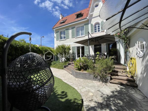 A 7 min en vélo ou 18 min à pied du RER A JOINVILLE LE PONT - Coup de cœur pour cette maison de charme des années 1930 rénovée au 1er trimestre 2026 (toiture avec isolation, ravalement et peinture intérieure), d'une superficie de 131 m² sur 3 niveaux (plus un sous-sol), avec terrasse et jardin.

Au rez-de-chaussée, cuisine aménagée ouverte sur la salle à manger, un séjour avec cheminée. Les pièces de vie bénéficient d'une belle luminosité. Elles donnent accès directement à la terrasse en bois et au jardin (Exposition Sud / Sud-Ouest). En continuité, vous découvrirez un couloir avec de nombreux rangements et un WC séparé avec lave-mains.

Un escalier entre la salle à manger et le salon mène au palier du 1er étage qui distribue 2 chambres et une salle d’eau avec douche italienne et WC.

Au 2e étage, vous bénéficierez d'une grande chambre mansardée avec une belle hauteur sous plafond et une salle de bain avec baignoire et wc.

Au sous-sol, vous découvrirez une pièce de rangements ainsi qu'une buanderie - chaufferie.
Attenant à la maison, le garage peut être aménagée en espace de télétravail, atelier ou pièce de jeu.

Maison lumineuse idéalement située, proche des écoles, des commerces et des transports (bus 201, 106, 108, 110 et 101 ; RER A) à deux pas des bords de Marne.

PAS DE TRAVAUX A PREVOIR.

VISITE VIRTUELLE disponible sur demande.