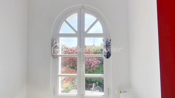 A 7 min en vélo ou 18 min à pied du RER A JOINVILLE LE PONT - Coup de cœur pour cette maison de charme des années 1930 rénovée au 1er trimestre 2026 (toiture avec isolation, ravalement et peinture intérieure), d'une superficie de 131 m² sur 3 niveaux (plus un sous-sol), avec terrasse et jardin.

Au rez-de-chaussée, cuisine aménagée ouverte sur la salle à manger, un séjour avec cheminée. Les pièces de vie bénéficient d'une belle luminosité. Elles donnent accès directement à la terrasse en bois et au jardin (Exposition Sud / Sud-Ouest). En continuité, vous découvrirez un couloir avec de nombreux rangements et un WC séparé avec lave-mains.

Un escalier entre la salle à manger et le salon mène au palier du 1er étage qui distribue 2 chambres et une salle d’eau avec douche italienne et WC.

Au 2e étage, vous bénéficierez d'une grande chambre mansardée avec une belle hauteur sous plafond et une salle de bain avec baignoire et wc.

Au sous-sol, vous découvrirez une pièce de rangements ainsi qu'une buanderie - chaufferie.
Attenant à la maison, le garage peut être aménagée en espace de télétravail, atelier ou pièce de jeu.

Maison lumineuse idéalement située, proche des écoles, des commerces et des transports (bus 201, 106, 108, 110 et 101 ; RER A) à deux pas des bords de Marne.

PAS DE TRAVAUX A PREVOIR.

VISITE VIRTUELLE disponible sur demande.