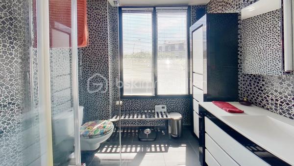 A 7 min en vélo ou 18 min à pied du RER A JOINVILLE LE PONT - Coup de cœur pour cette maison de charme des années 1930 rénovée au 1er trimestre 2026 (toiture avec isolation, ravalement et peinture intérieure), d'une superficie de 131 m² sur 3 niveaux (plus un sous-sol), avec terrasse et jardin.

Au rez-de-chaussée, cuisine aménagée ouverte sur la salle à manger, un séjour avec cheminée. Les pièces de vie bénéficient d'une belle luminosité. Elles donnent accès directement à la terrasse en bois et au jardin (Exposition Sud / Sud-Ouest). En continuité, vous découvrirez un couloir avec de nombreux rangements et un WC séparé avec lave-mains.

Un escalier entre la salle à manger et le salon mène au palier du 1er étage qui distribue 2 chambres et une salle d’eau avec douche italienne et WC.

Au 2e étage, vous bénéficierez d'une grande chambre mansardée avec une belle hauteur sous plafond et une salle de bain avec baignoire et wc.

Au sous-sol, vous découvrirez une pièce de rangements ainsi qu'une buanderie - chaufferie.
Attenant à la maison, le garage peut être aménagée en espace de télétravail, atelier ou pièce de jeu.

Maison lumineuse idéalement située, proche des écoles, des commerces et des transports (bus 201, 106, 108, 110 et 101 ; RER A) à deux pas des bords de Marne.

PAS DE TRAVAUX A PREVOIR.

VISITE VIRTUELLE disponible sur demande.