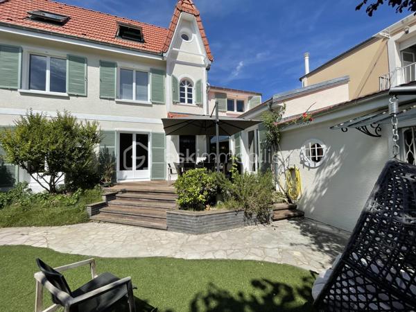 A 7 min en vélo ou 18 min à pied du RER A JOINVILLE LE PONT - Coup de cœur pour cette maison de charme des années 1930 rénovée au 1er trimestre 2026 (toiture avec isolation, ravalement et peinture intérieure), d'une superficie de 131 m² sur 3 niveaux (plus un sous-sol), avec terrasse et jardin.

Au rez-de-chaussée, cuisine aménagée ouverte sur la salle à manger, un séjour avec cheminée. Les pièces de vie bénéficient d'une belle luminosité. Elles donnent accès directement à la terrasse en bois et au jardin (Exposition Sud / Sud-Ouest). En continuité, vous découvrirez un couloir avec de nombreux rangements et un WC séparé avec lave-mains.

Un escalier entre la salle à manger et le salon mène au palier du 1er étage qui distribue 2 chambres et une salle d’eau avec douche italienne et WC.

Au 2e étage, vous bénéficierez d'une grande chambre mansardée avec une belle hauteur sous plafond et une salle de bain avec baignoire et wc.

Au sous-sol, vous découvrirez une pièce de rangements ainsi qu'une buanderie - chaufferie.
Attenant à la maison, le garage peut être aménagée en espace de télétravail, atelier ou pièce de jeu.

Maison lumineuse idéalement située, proche des écoles, des commerces et des transports (bus 201, 106, 108, 110 et 101 ; RER A) à deux pas des bords de Marne.

PAS DE TRAVAUX A PREVOIR.

VISITE VIRTUELLE disponible sur demande.