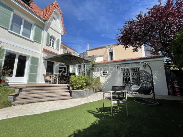 A 7 min en vélo ou 18 min à pied du RER A JOINVILLE LE PONT - Coup de cœur pour cette maison de charme des années 1930 rénovée au 1er trimestre 2026 (toiture avec isolation, ravalement et peinture intérieure), d'une superficie de 131 m² sur 3 niveaux (plus un sous-sol), avec terrasse et jardin.

Au rez-de-chaussée, cuisine aménagée ouverte sur la salle à manger, un séjour avec cheminée. Les pièces de vie bénéficient d'une belle luminosité. Elles donnent accès directement à la terrasse en bois et au jardin (Exposition Sud / Sud-Ouest). En continuité, vous découvrirez un couloir avec de nombreux rangements et un WC séparé avec lave-mains.

Un escalier entre la salle à manger et le salon mène au palier du 1er étage qui distribue 2 chambres et une salle d’eau avec douche italienne et WC.

Au 2e étage, vous bénéficierez d'une grande chambre mansardée avec une belle hauteur sous plafond et une salle de bain avec baignoire et wc.

Au sous-sol, vous découvrirez une pièce de rangements ainsi qu'une buanderie - chaufferie.
Attenant à la maison, le garage peut être aménagée en espace de télétravail, atelier ou pièce de jeu.

Maison lumineuse idéalement située, proche des écoles, des commerces et des transports (bus 201, 106, 108, 110 et 101 ; RER A) à deux pas des bords de Marne.

PAS DE TRAVAUX A PREVOIR.

VISITE VIRTUELLE disponible sur demande.