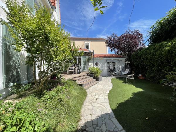 A 7 min en vélo ou 18 min à pied du RER A JOINVILLE LE PONT - Coup de cœur pour cette maison de charme des années 1930 rénovée au 1er trimestre 2026 (toiture avec isolation, ravalement et peinture intérieure), d'une superficie de 131 m² sur 3 niveaux (plus un sous-sol), avec terrasse et jardin.

Au rez-de-chaussée, cuisine aménagée ouverte sur la salle à manger, un séjour avec cheminée. Les pièces de vie bénéficient d'une belle luminosité. Elles donnent accès directement à la terrasse en bois et au jardin (Exposition Sud / Sud-Ouest). En continuité, vous découvrirez un couloir avec de nombreux rangements et un WC séparé avec lave-mains.

Un escalier entre la salle à manger et le salon mène au palier du 1er étage qui distribue 2 chambres et une salle d’eau avec douche italienne et WC.

Au 2e étage, vous bénéficierez d'une grande chambre mansardée avec une belle hauteur sous plafond et une salle de bain avec baignoire et wc.

Au sous-sol, vous découvrirez une pièce de rangements ainsi qu'une buanderie - chaufferie.
Attenant à la maison, le garage peut être aménagée en espace de télétravail, atelier ou pièce de jeu.

Maison lumineuse idéalement située, proche des écoles, des commerces et des transports (bus 201, 106, 108, 110 et 101 ; RER A) à deux pas des bords de Marne.

PAS DE TRAVAUX A PREVOIR.

VISITE VIRTUELLE disponible sur demande.