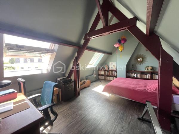 A 7 min en vélo ou 18 min à pied du RER A JOINVILLE LE PONT - Coup de cœur pour cette maison de charme des années 1930 rénovée au 1er trimestre 2026 (toiture avec isolation, ravalement et peinture intérieure), d'une superficie de 131 m² sur 3 niveaux (plus un sous-sol), avec terrasse et jardin.

Au rez-de-chaussée, cuisine aménagée ouverte sur la salle à manger, un séjour avec cheminée. Les pièces de vie bénéficient d'une belle luminosité. Elles donnent accès directement à la terrasse en bois et au jardin (Exposition Sud / Sud-Ouest). En continuité, vous découvrirez un couloir avec de nombreux rangements et un WC séparé avec lave-mains.

Un escalier entre la salle à manger et le salon mène au palier du 1er étage qui distribue 2 chambres et une salle d’eau avec douche italienne et WC.

Au 2e étage, vous bénéficierez d'une grande chambre mansardée avec une belle hauteur sous plafond et une salle de bain avec baignoire et wc.

Au sous-sol, vous découvrirez une pièce de rangements ainsi qu'une buanderie - chaufferie.
Attenant à la maison, le garage peut être aménagée en espace de télétravail, atelier ou pièce de jeu.

Maison lumineuse idéalement située, proche des écoles, des commerces et des transports (bus 201, 106, 108, 110 et 101 ; RER A) à deux pas des bords de Marne.

PAS DE TRAVAUX A PREVOIR.

VISITE VIRTUELLE disponible sur demande.