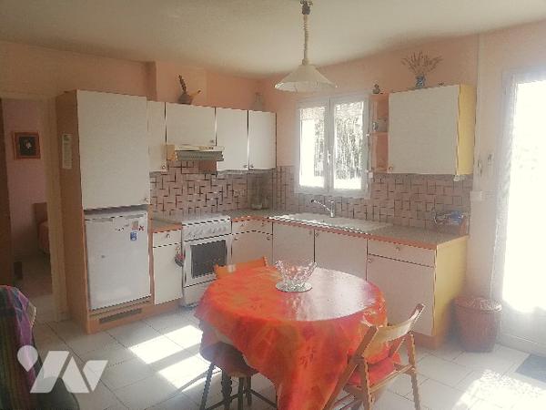 A proximité du centre bourg, jolie maison de plain-pied avec terrasse dans jardin d'agrément clos.