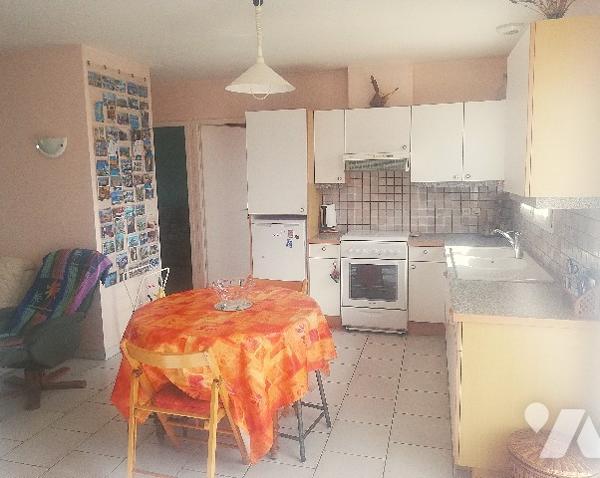 A proximité du centre bourg, jolie maison de plain-pied avec terrasse dans jardin d'agrément clos.