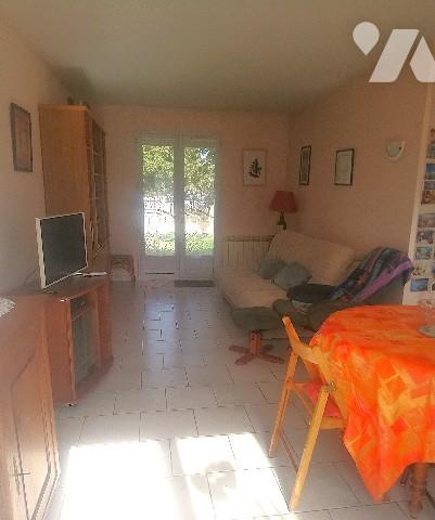 A proximité du centre bourg, jolie maison de plain-pied avec terrasse dans jardin d'agrément clos.