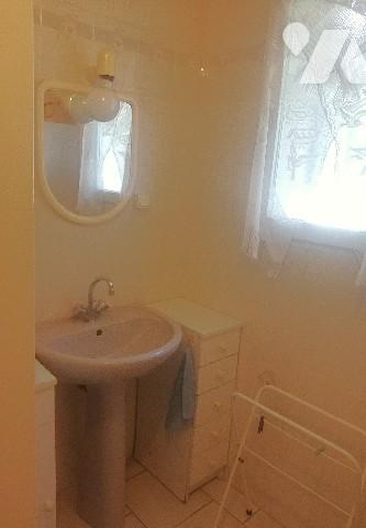 A proximité du centre bourg, jolie maison de plain-pied avec terrasse dans jardin d'agrément clos.