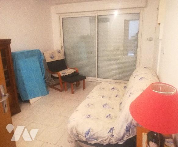 A proximité du centre bourg, jolie maison de plain-pied avec terrasse dans jardin d'agrément clos.