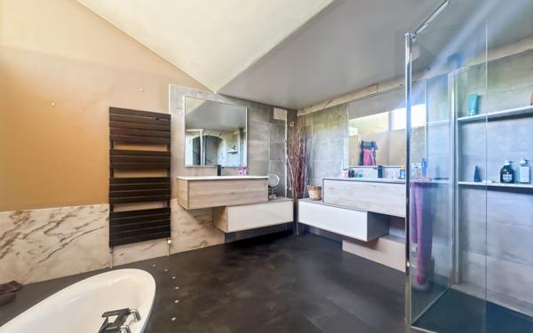 Maison à vendre    6 pièces • 320 m2 Martigues