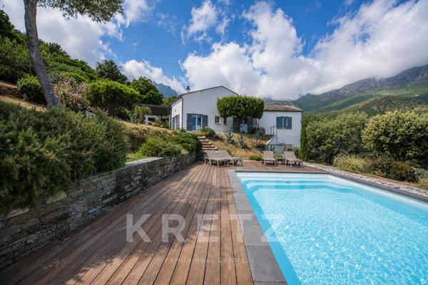 ERBALUNGA – PROPRIÉTÉ DE CHARME AVEC VUE MER PANORAMIQUE ET PISCINE