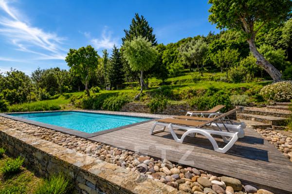 ERBALUNGA – PROPRIÉTÉ DE CHARME AVEC VUE MER PANORAMIQUE ET PISCINE