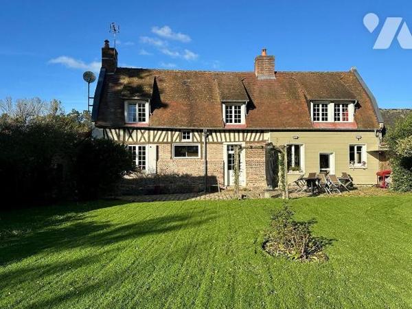 Maison de caractère en briques et silex, mitoyenne d?un côté et comprenant au rez-de-chaussée :...