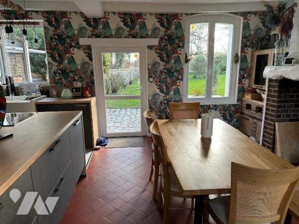 Maison de caractère en briques et silex, mitoyenne d?un côté et comprenant au rez-de-chaussée :...