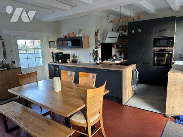 Maison de caractère en briques et silex, mitoyenne d?un côté et comprenant au rez-de-chaussée :...