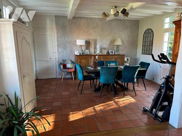 Maison de caractère en briques et silex, mitoyenne d?un côté et comprenant au rez-de-chaussée :...