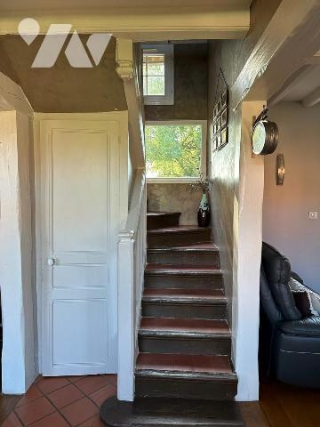 Maison de caractère en briques et silex, mitoyenne d?un côté et comprenant au rez-de-chaussée :...