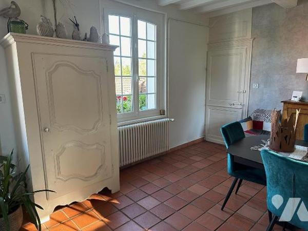 Maison de caractère en briques et silex, mitoyenne d?un côté et comprenant au rez-de-chaussée :...