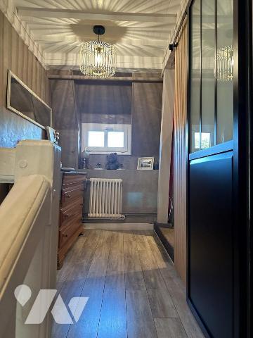 Maison de caractère en briques et silex, mitoyenne d?un côté et comprenant au rez-de-chaussée :...