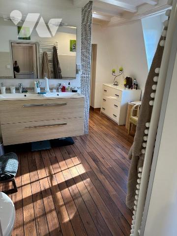 Maison de caractère en briques et silex, mitoyenne d?un côté et comprenant au rez-de-chaussée :...