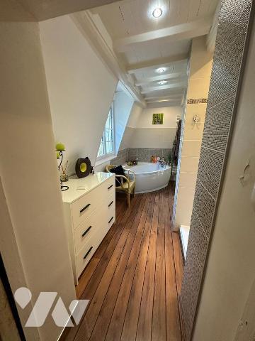 Maison de caractère en briques et silex, mitoyenne d?un côté et comprenant au rez-de-chaussée :...