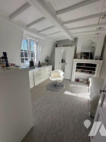 Maison de caractère en briques et silex, mitoyenne d?un côté et comprenant au rez-de-chaussée :...