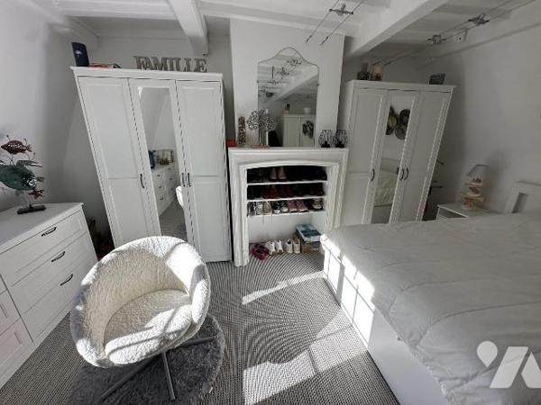 Maison de caractère en briques et silex, mitoyenne d?un côté et comprenant au rez-de-chaussée :...