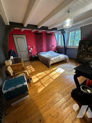 Maison de caractère en briques et silex, mitoyenne d?un côté et comprenant au rez-de-chaussée :...