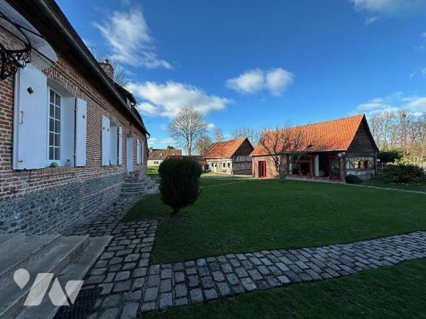 Maison de caractère en briques et silex, mitoyenne d?un côté et comprenant au rez-de-chaussée :...