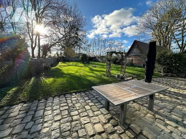 Maison de caractère en briques et silex, mitoyenne d?un côté et comprenant au rez-de-chaussée :...