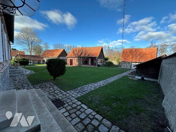 Maison de caractère en briques et silex, mitoyenne d?un côté et comprenant au rez-de-chaussée :...