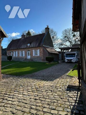 Maison de caractère en briques et silex, mitoyenne d?un côté et comprenant au rez-de-chaussée :...