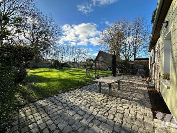 Maison de caractère en briques et silex, mitoyenne d?un côté et comprenant au rez-de-chaussée :...