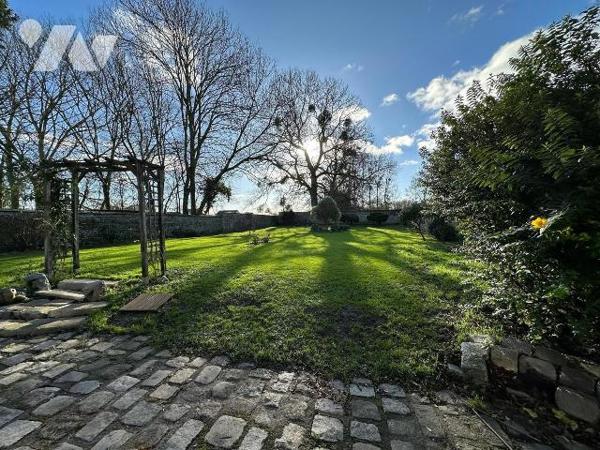 Maison de caractère en briques et silex, mitoyenne d?un côté et comprenant au rez-de-chaussée :...