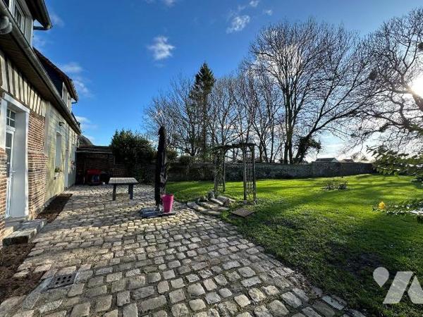 Maison de caractère en briques et silex, mitoyenne d?un côté et comprenant au rez-de-chaussée :...