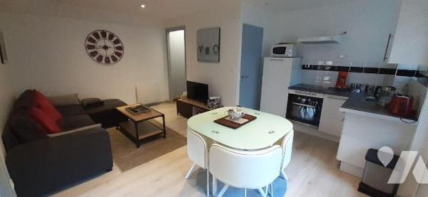 
Appartement situé au premier étage d'une résidence, et à proximité immédiate des commerces et...