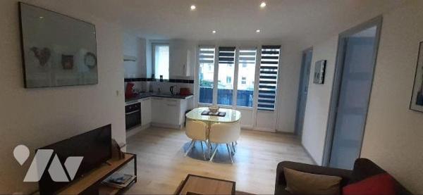 
Appartement situé au premier étage d'une résidence, et à proximité immédiate des commerces et...