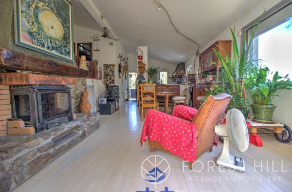 Une Maison Nichée au Pied de la Colline