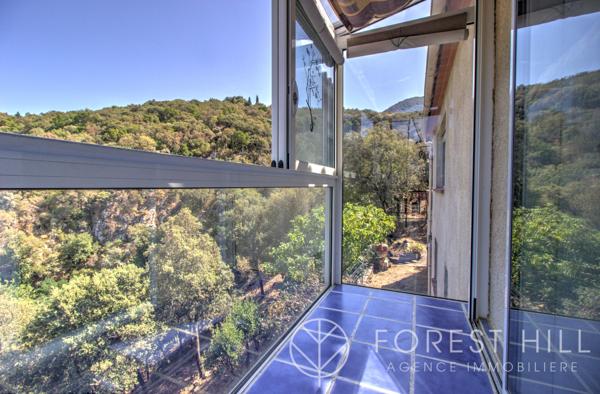 Une Maison Nichée au Pied de la Colline