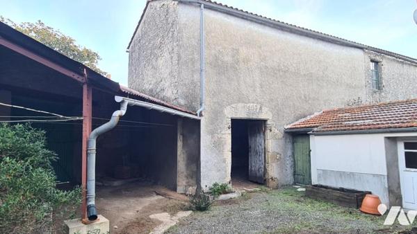 Maison ancienne avec cour et dépendances à rénover 