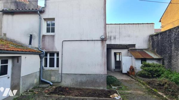 Maison ancienne avec cour et dépendances à rénover 