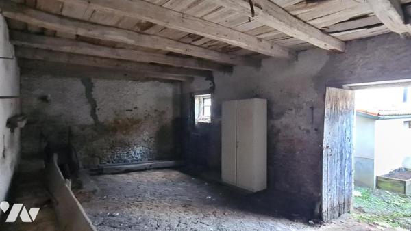 Maison ancienne avec cour et dépendances à rénover 