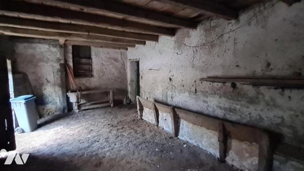 Maison ancienne avec cour et dépendances à rénover 