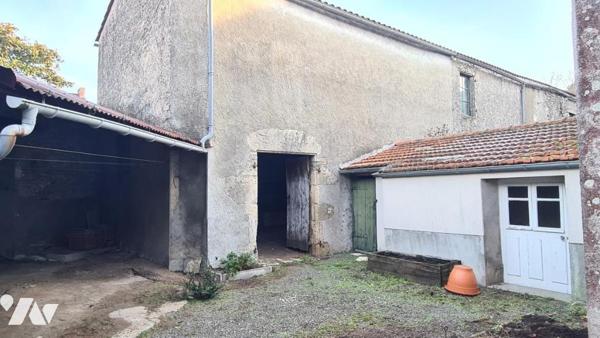Maison ancienne avec cour et dépendances à rénover 