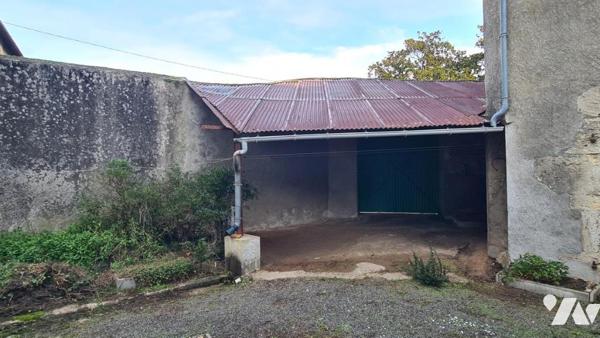 Maison ancienne avec cour et dépendances à rénover 