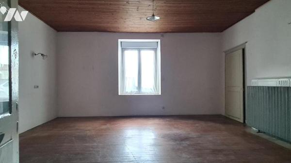 Maison ancienne avec cour et dépendances à rénover 