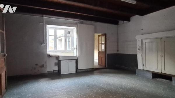 Maison ancienne avec cour et dépendances à rénover 