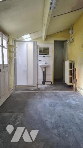 Maison ancienne avec cour et dépendances à rénover 